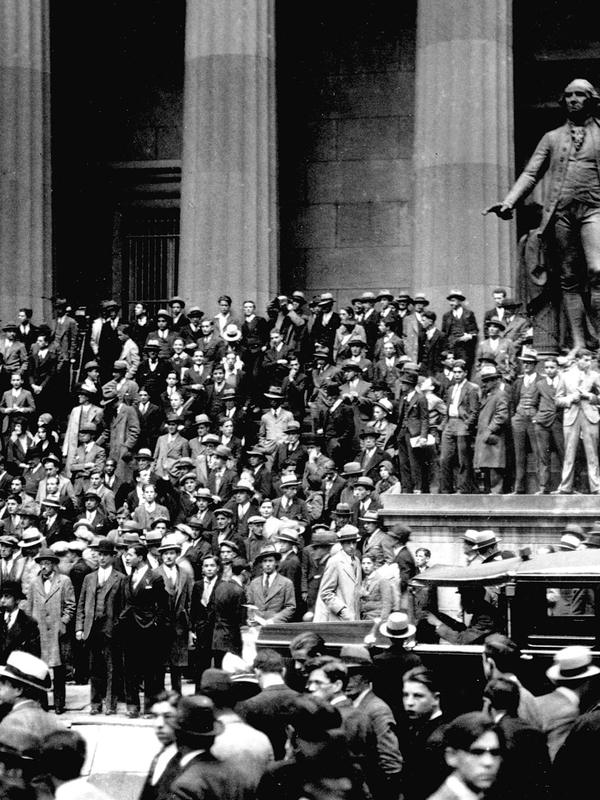 Foule massée devant le New York Stock Exchange pendant le krach d'octobre 1929.