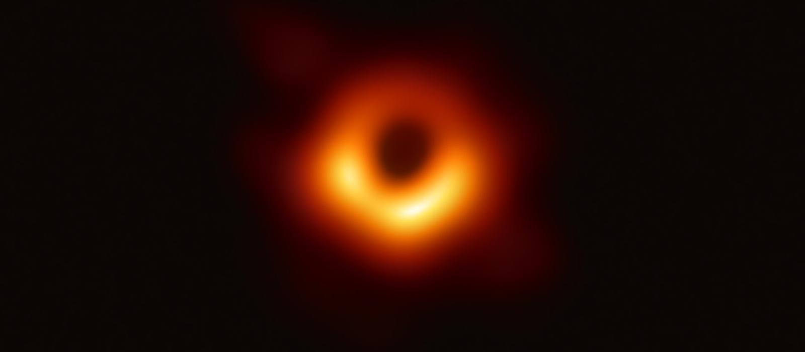 La première image d'un trou noir : un anneau de matière incandescente sur un fond noir.